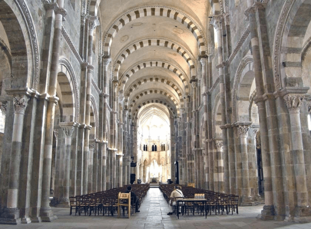 ヴェズレー、サント・マドレーヌ修道院聖堂内観、12世紀前半、フランス