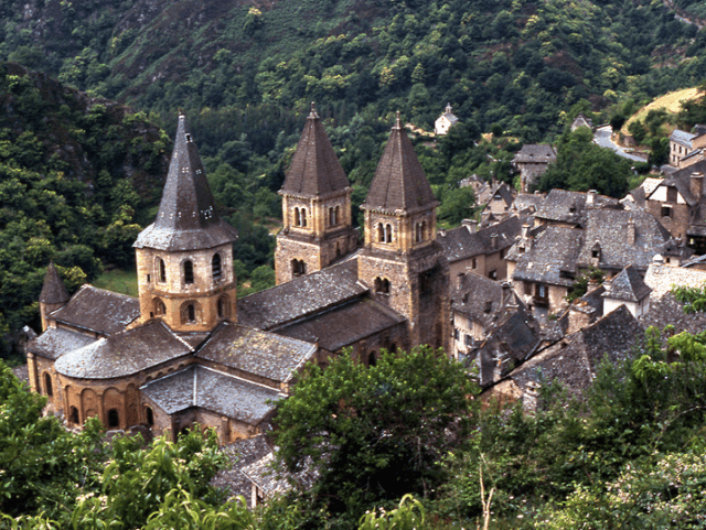 コンク、サント・フォア修道院聖堂外観、後陣、12世紀前半、フランス